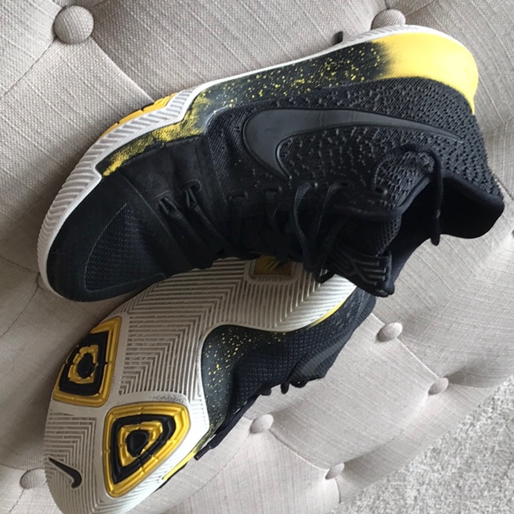 Men’s basketball shoe